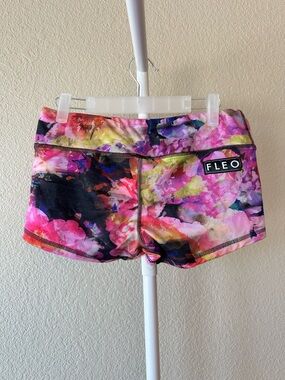 FLEO dark romance original multi color floral shorts size medium in EUC